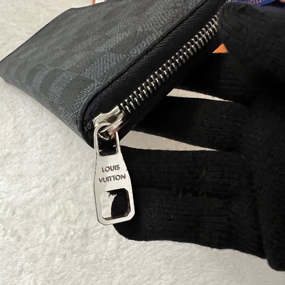 Authentic Louis Vuitton Graphite Long Zip Wallet - Picture 5 of 12